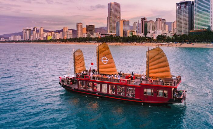 Sunset Cocktail and Dinner on the Emperor Cruises 5 Star