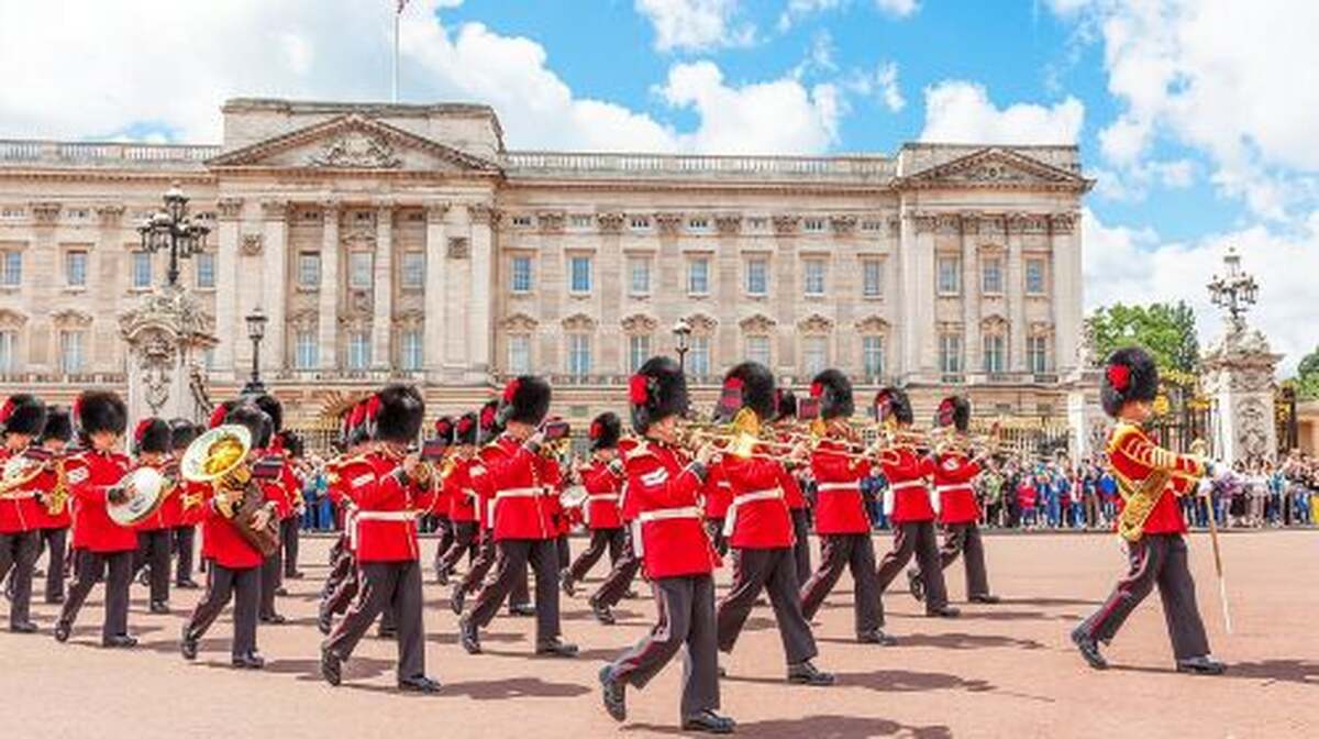 The Changing of the Guard Tour and Buckingham Palace Day Tours - Main Image