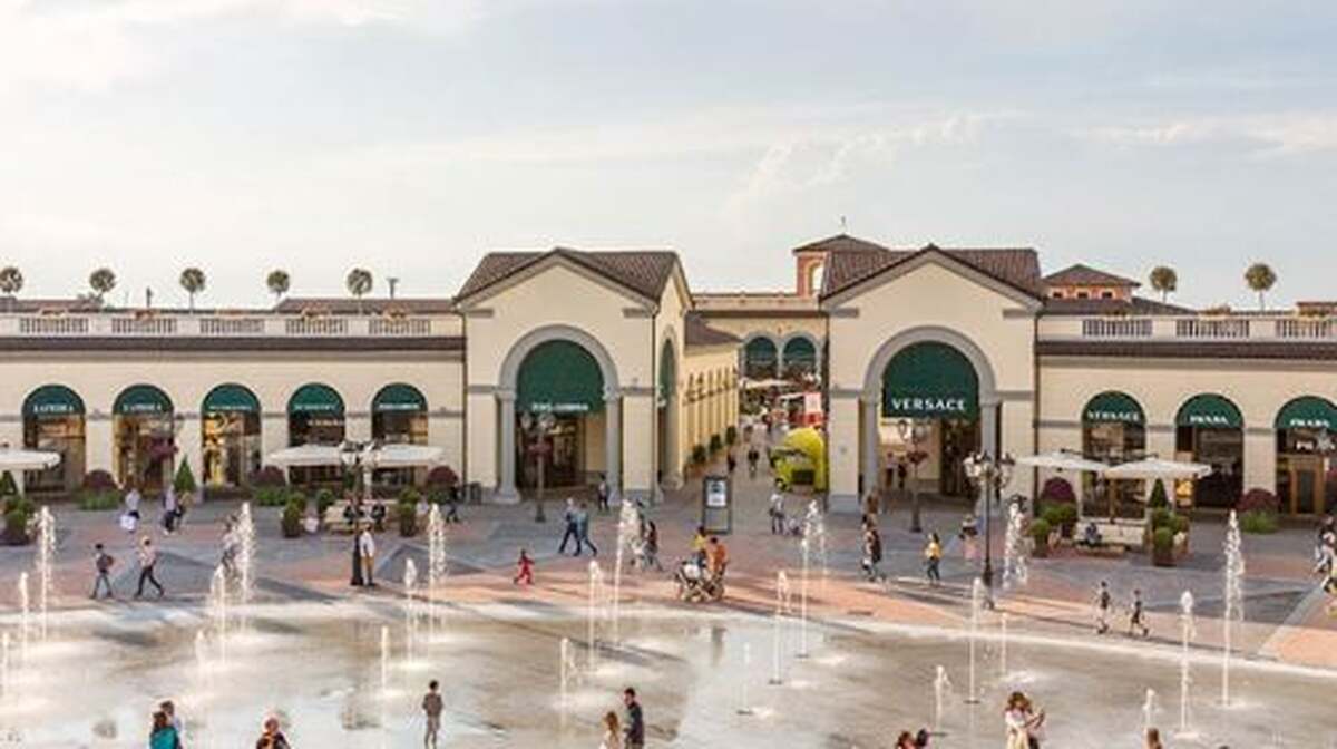 Roundtrip Bus Transfer from Milan to Serravalle Designer Outlet Transport Passes - Main Image