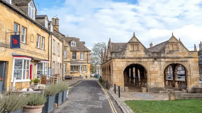 Churchill Manor + Cotswolds + Bampton, UK | Downton Abbey filming location | Round Round-trip bus - Main Image