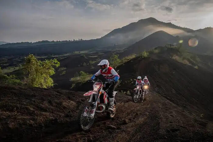 Black Lava Tour