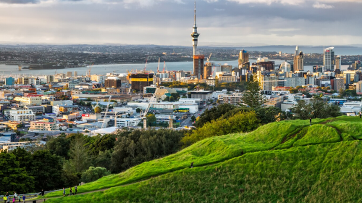 1-day tour to Maungakiekie / One Tree Hill + Auckland + Rainbow's End with Chinese-speaking guide - Main Image