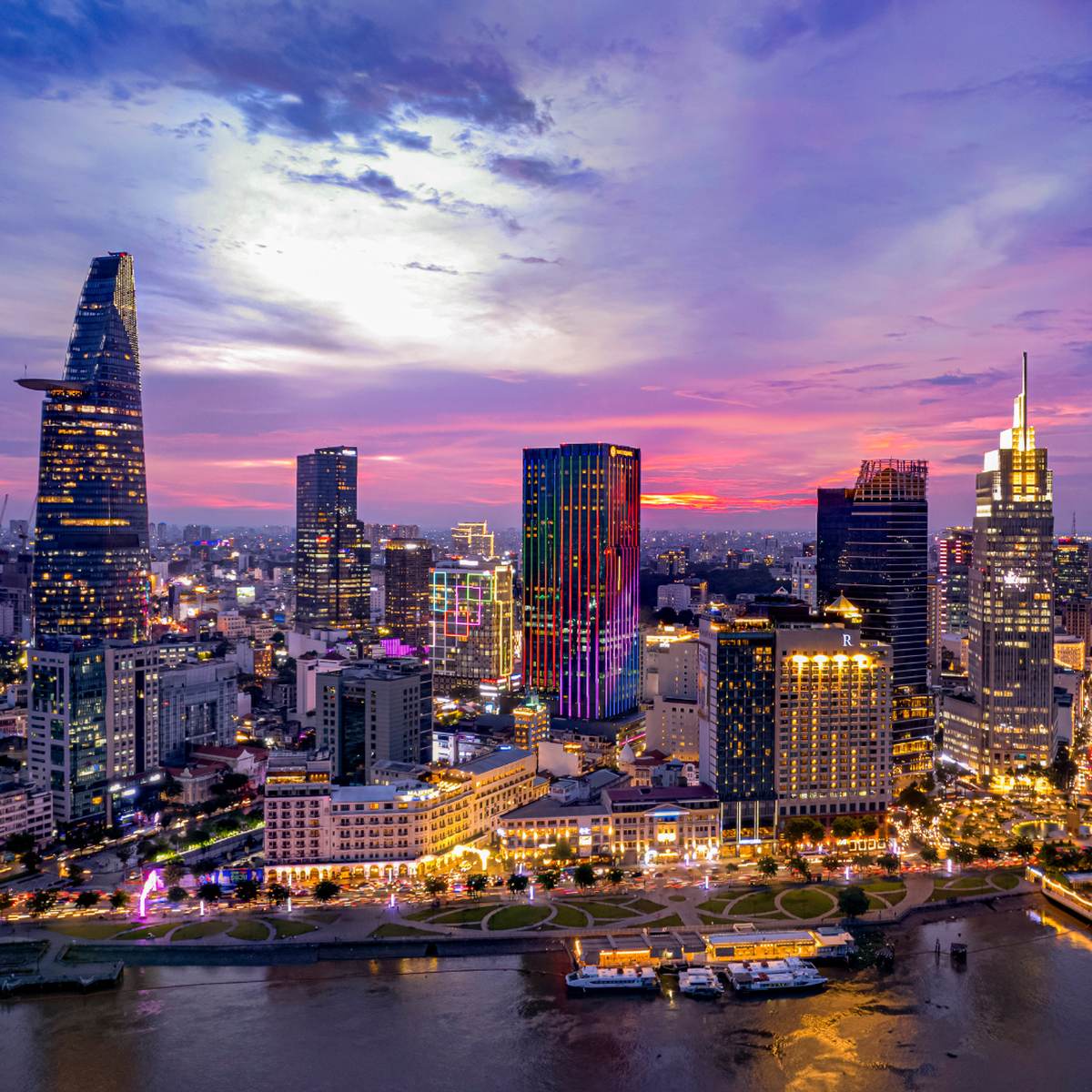Walking in Saigon by Night - Main Image